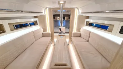 kajuit met zitbanken en tafel