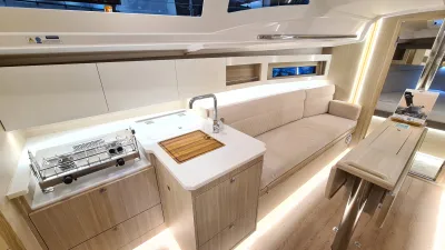 interieur met kombuis en zitbank