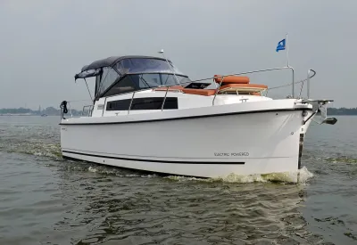 witte motorboot op rustig water
