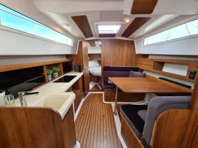 interieur kajuit met keuken en zitgedeelte