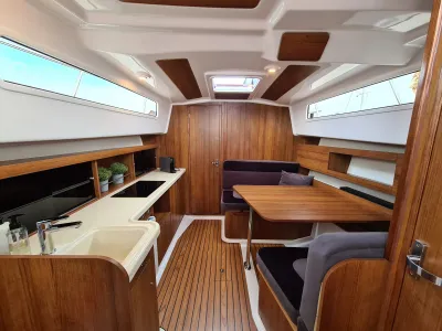 bootinterieur met kombuis en zithoek