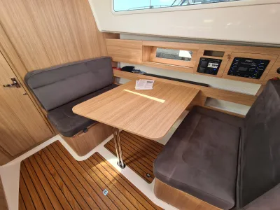 interieur dinette met tafel en banken