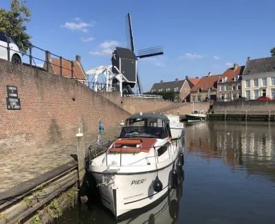motorboot afgemeerd in historische haven
