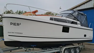 motorboot op aanhanger bij loods