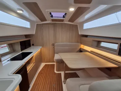 interieur van boot met kombuis en dinette