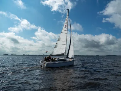 zeiljacht met gespreide zeilen op open water