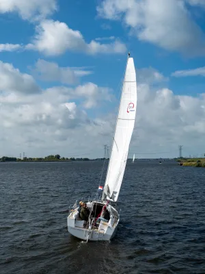 Zeilboot met bemanning op open water