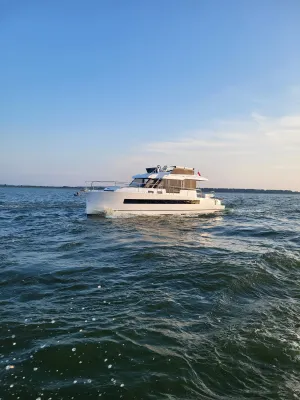 wit motorjacht op open water