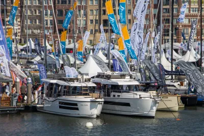 Jachten en vlaggen in een drukke haven