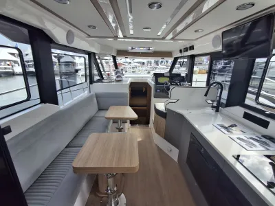 interieur van jacht met salon en kombuis