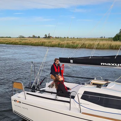 zeiljacht met bemanning op open water