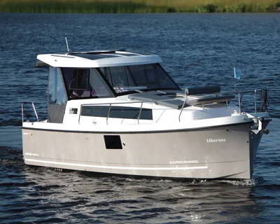 kleine kajuitboot op open water