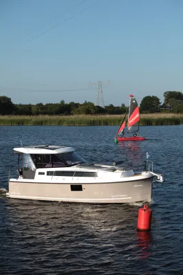 motorboot op rustig water bij boei