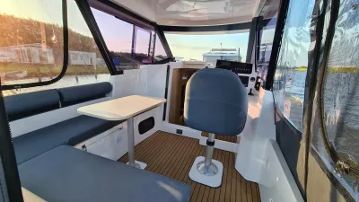 kajuitinterieur met stuurstoel en zithoek