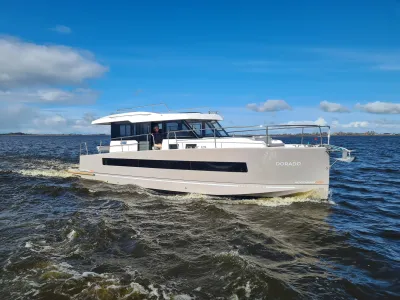 motorjacht op het water bij blauwe lucht