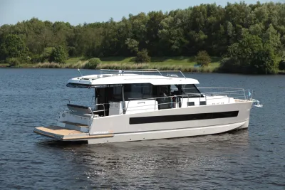 motorjacht op rustig water