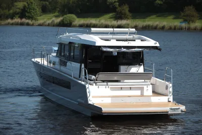 motorjacht op het water, achteraanzicht