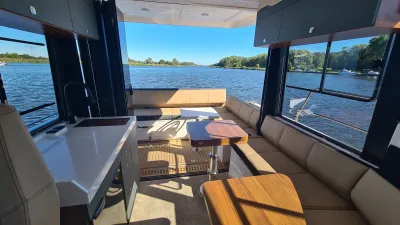 interieur salon met zithoek en uitzicht