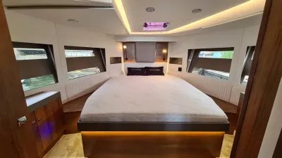 kajuit met bed en ramen