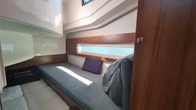 kajuitbed met raam en kussen