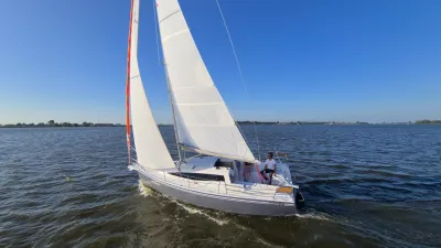 zeiljacht op open water met bemanning