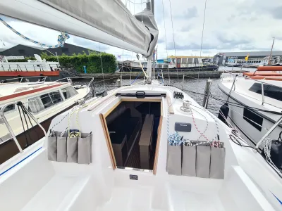 zeiljacht kuip en voordek in jachthaven