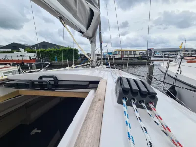 dek van zeiljacht in haven