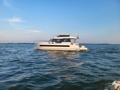 motorjacht op rustig water