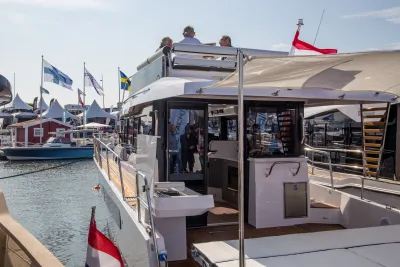 motorjacht bij een jachthaven met kuip