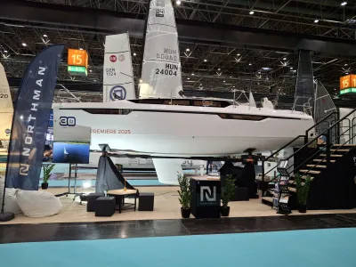 zeiljacht in hal op beurs