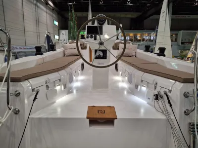 Kuip en stuur van zeilboot op beurs