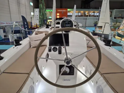 Stuurrad en kuip van zeilboot op beurs