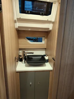 kleine toiletruimte met wastafel en kast