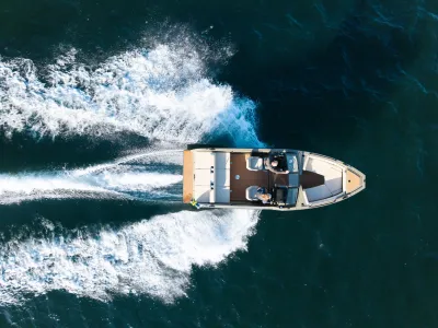 bovenaanzicht van boot op open water