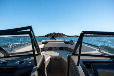 Boegzitruimte van een boot op zee