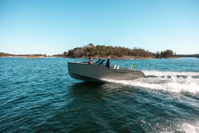 elektrische speedboot bij kust