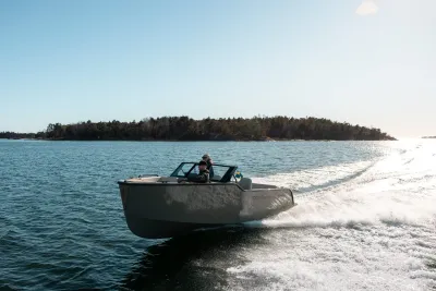 boot vaart langs bosrijke kust