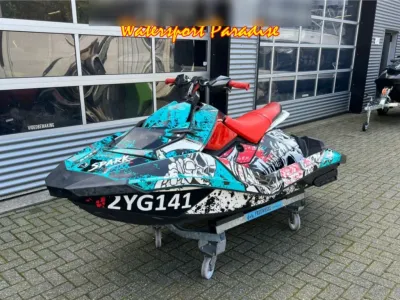 gekleurde jetski op dolly voor garage