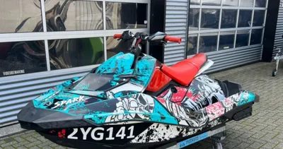 gekleurde waterscooter voor bedrijfspand