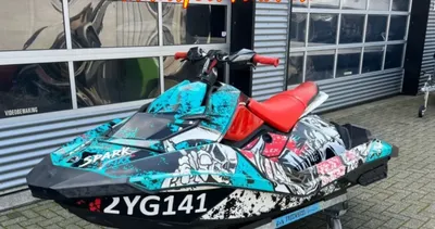 gekleurde waterscooter voor bedrijfspand