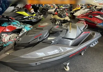 waterscooter in showroom naast andere voertuigen