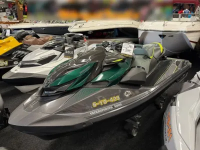 waterscooter in binnenshowroom naast boten