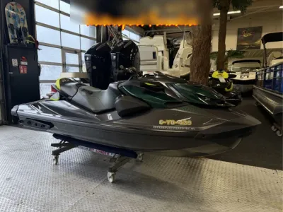 waterscooter in binnenshowroom