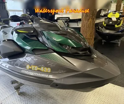 groen-grijze waterscooter in showroom