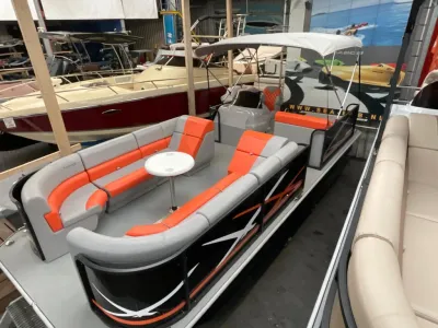 pontoonboot in showroom met zitgedeelte