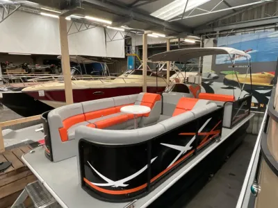 pontoonboot in een overdekte showroom