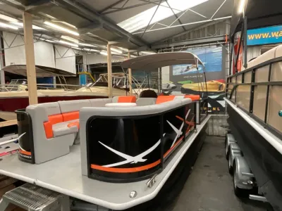 pontoonboot in showroom met oranje zitbanken