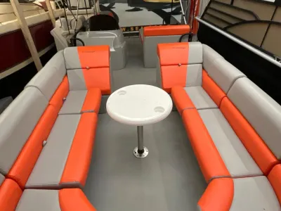 bootinterieur met tafel en oranje-grijze banken