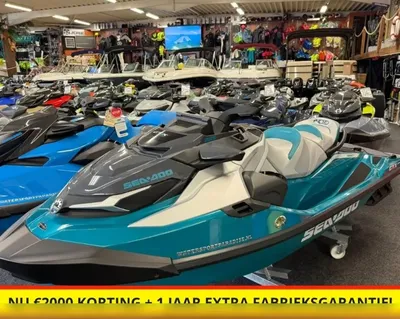 groene waterscooter in showroom tussen andere scooters