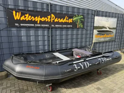 zwarte rubberboot op verharde ondergrond